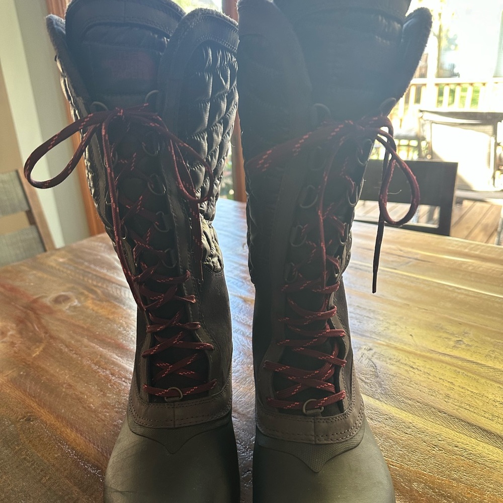 The North Face snow boots size 10 women’s
